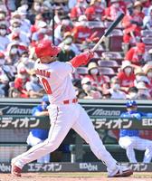 ５回、左翼スタンドへ２ランを放つマクブルーム（撮影・立川洋一郎）