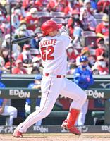 ４回、左翼スタンドへ満塁本塁打を放つ末包（撮影・立川洋一郎）