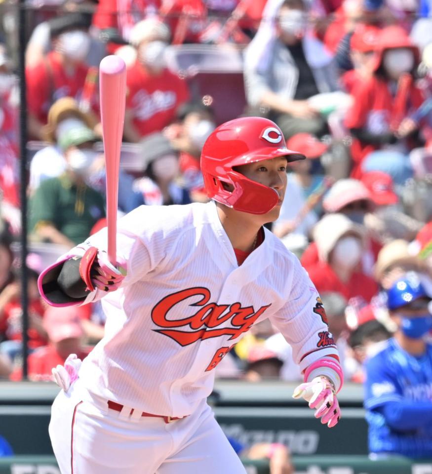 　３回、右翼スタンドへ２ランを放つ西川（撮影・立川洋一郎）