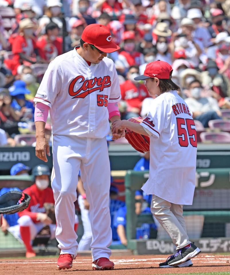 　始球式を終えて捕手役の松山（左）と握手する母・松山ルリ子さん（撮影・立川洋一郎）