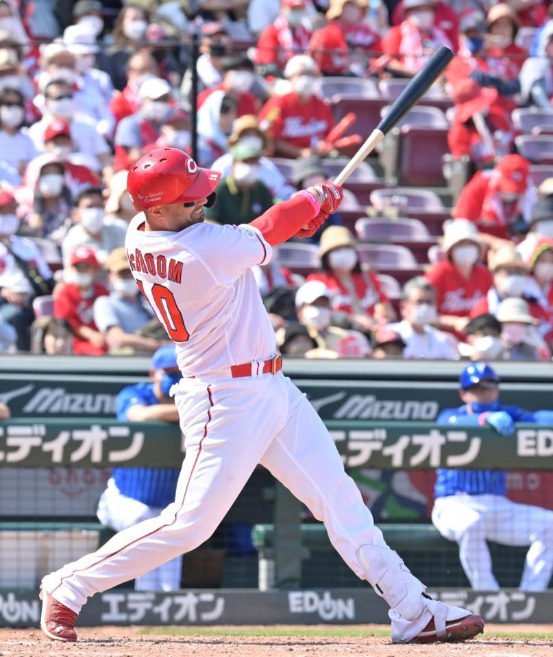 ５回、左翼スタンドへ２ランを放つマクブルーム（撮影・立川洋一郎）