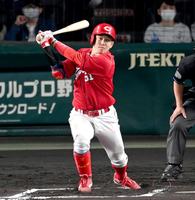 　６回、同点三塁打を放つ（撮影・神子素慎一）