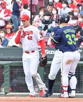 　６回、長岡の適時打で勝ち越しを許して肩を落とすアンダーソン（左）＝撮影・立川洋一郎