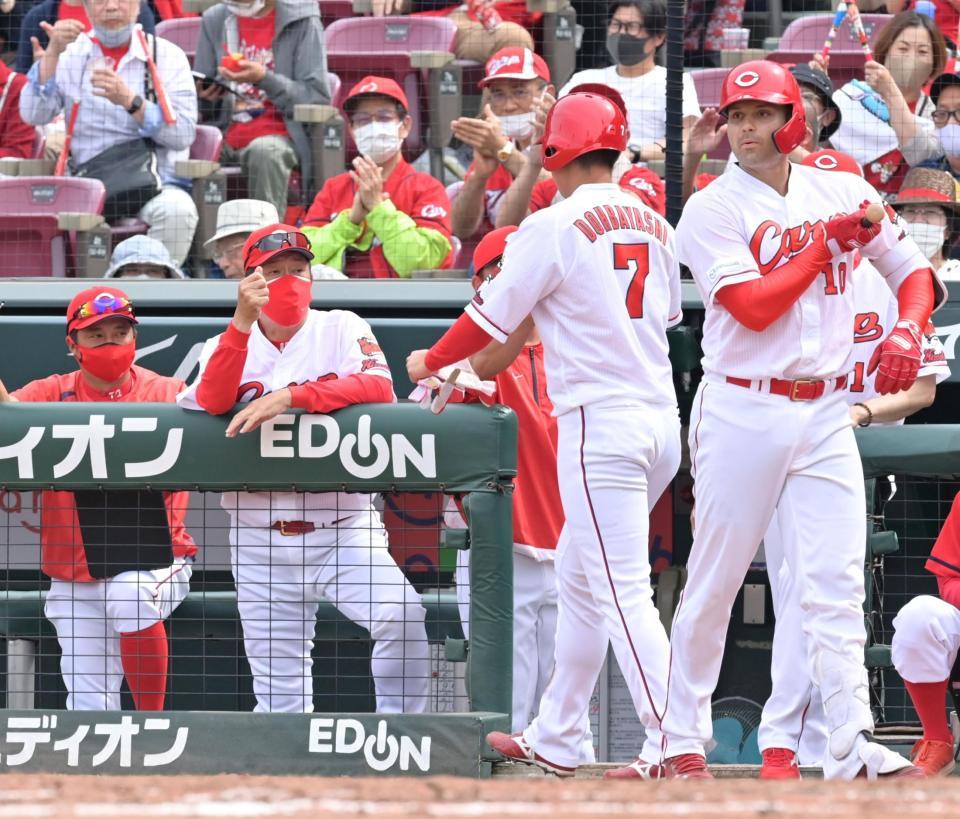 　５回、菊池涼の適時二塁打で勝ち越しの生還をした堂林（７）を迎える佐々岡監督（左から２人目）＝撮影・立川洋一郎