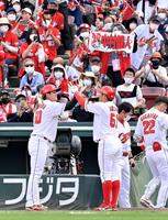 　５回、同点２ランを放って生還しベンチ前で一走・小園（５１）とタッチを交わす