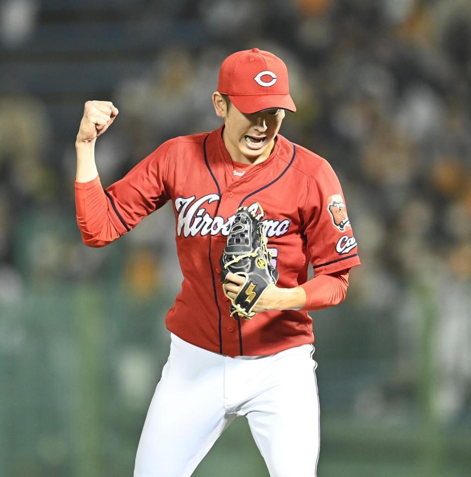 ６回、吉川を併殺に打ち取りガッツポーズする遠藤（撮影・高石航平）