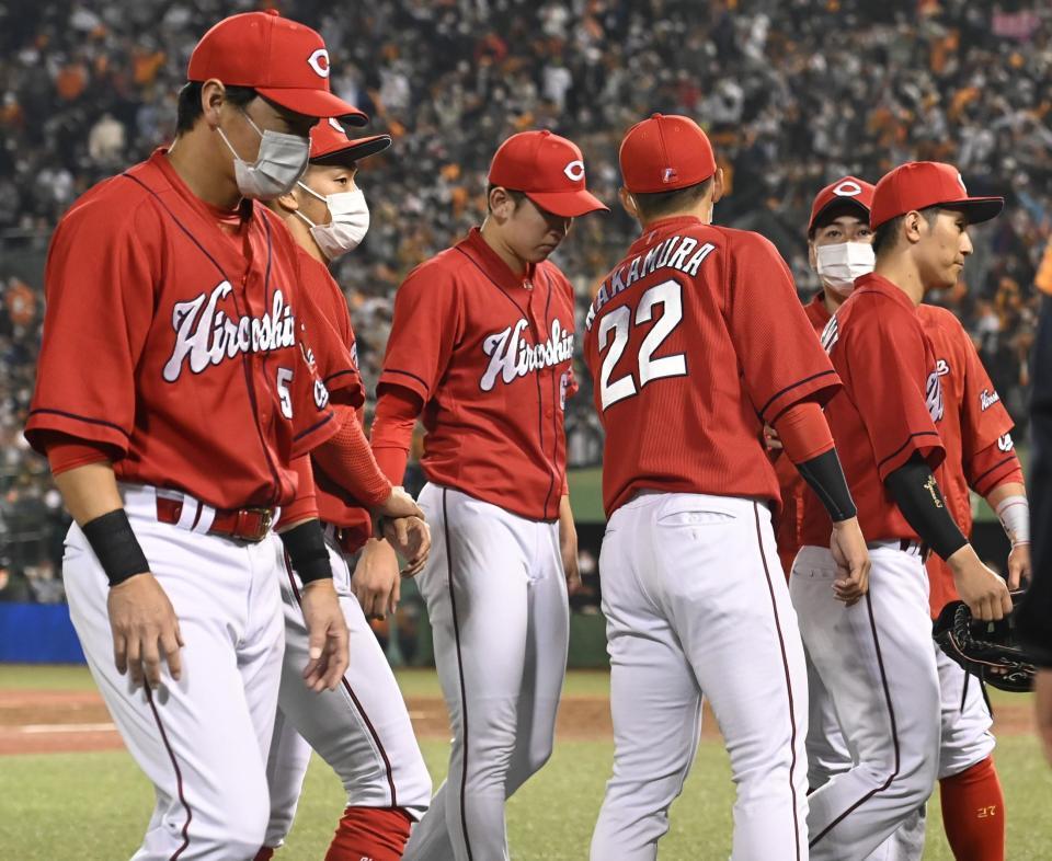 サヨナラ負けを喫し、肩を落として引き揚げる遠藤（中央）ら広島ナイン（撮影・高石航平）