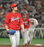 ４回、大城（奥）を二ゴロに打ち取った床田（撮影・伊藤笙子）