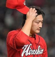 ４回をしのぎ、大粒の汗をかきながらベンチへ戻る床田（撮影・伊藤笙子）