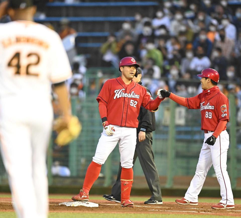 　２回、右前に先制２点打を放ち塁上でタッチを交わす末包（撮影・高石航平）