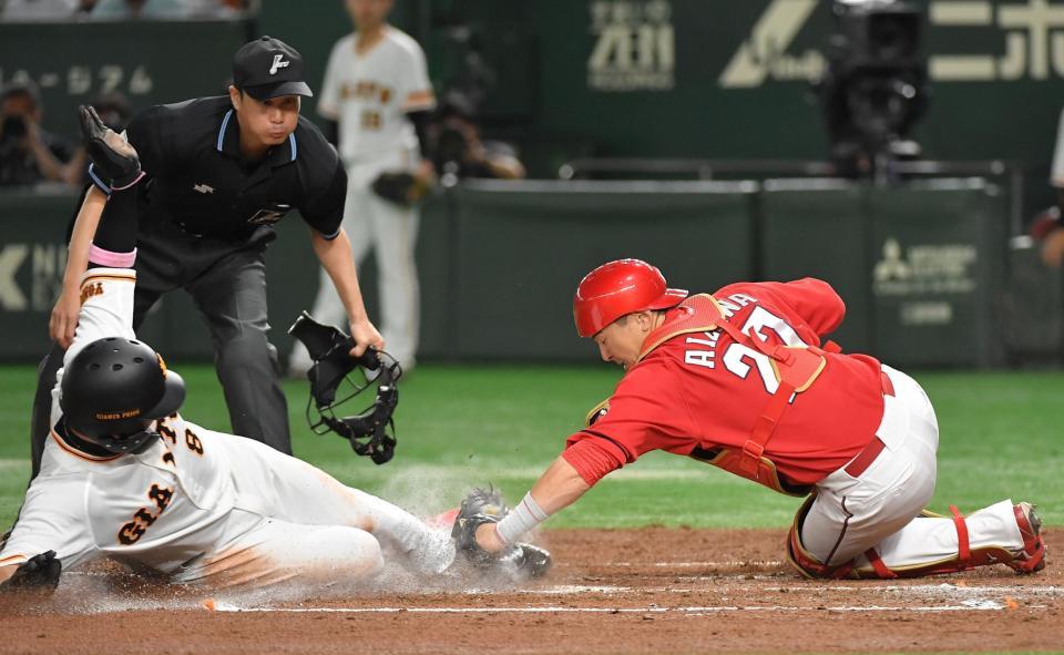 ３回、吉川の左前安打で本塁に突入した丸（左）を封殺した会沢（撮影・伊藤笙子）