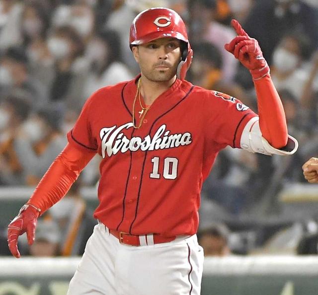 広島・マクブルーム 26戦連続出塁 4番の意地 プレーで示した