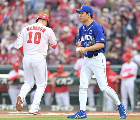 １回、マクブルーム（左）に満塁本塁打を浴びる大野雄（撮影・立川洋一郎）