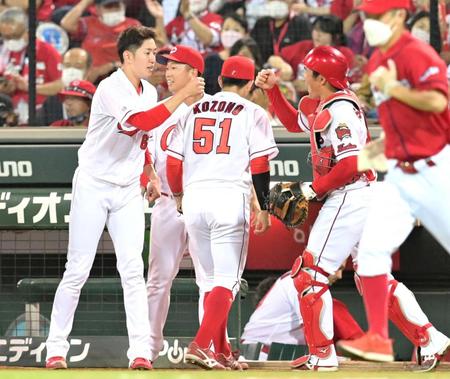 　７回表途中で交代した塹江（左から２人目）が後続を断ち、捕手の磯村（右）とタッチを交わす遠藤（撮影・立川洋一郎）