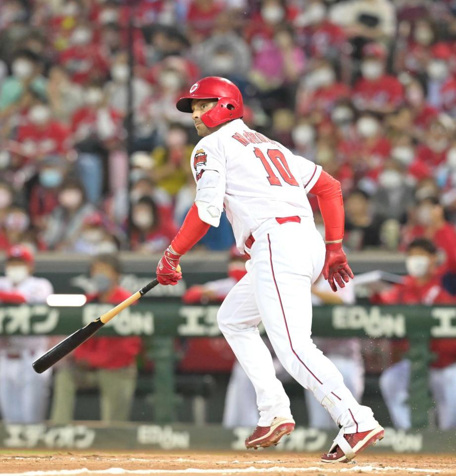 　５回、左翼線へ勝ち越しの２点適時二塁打を放つマクブルーム（撮影・立川洋一郎）