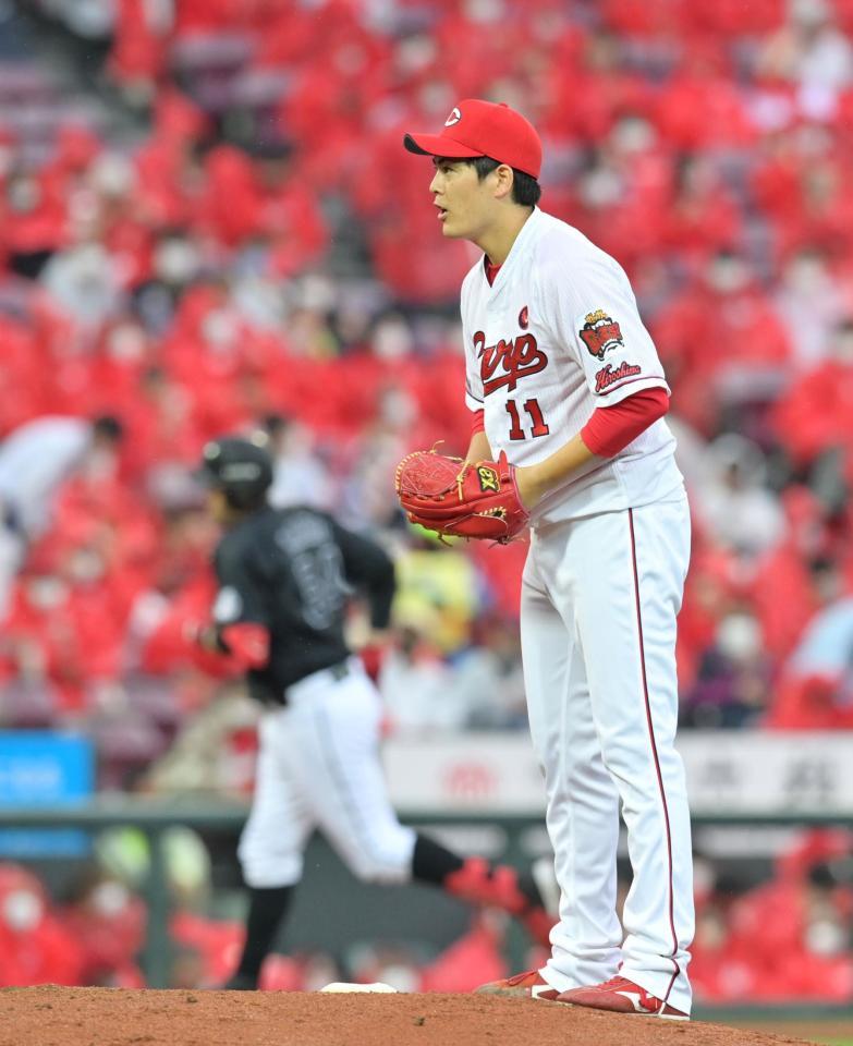 　２回、レアード（左）に２ランを浴びる九里（撮影・立川洋一郎）