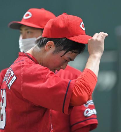 　２回を投げ終え、うつむきながらベンチに戻る森下（撮影・高部洋祐）