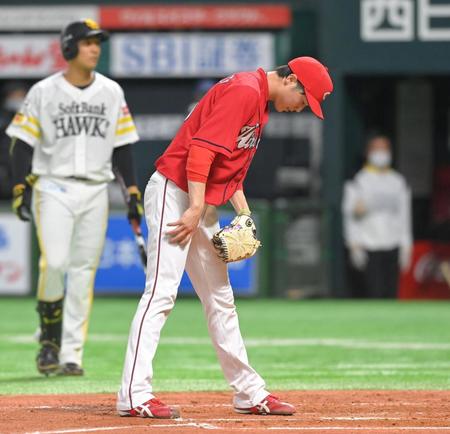 　２回、自らのワイルドピッチで同点とされ、うなだれる森下（撮影・高部洋祐）