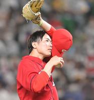 　２回、自らのワイルドピッチで同点とされ、汗をぬぐう森下（撮影・高部洋祐）