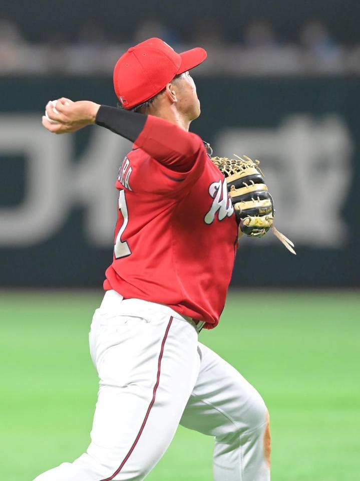 ６回、牧原大の打球を処理するも一塁に悪送球する坂倉（撮影・高部洋祐）