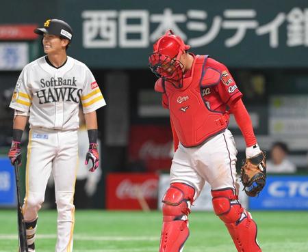 ２回、柳町に二盗を許し、うつむく磯村（撮影・高部洋祐）