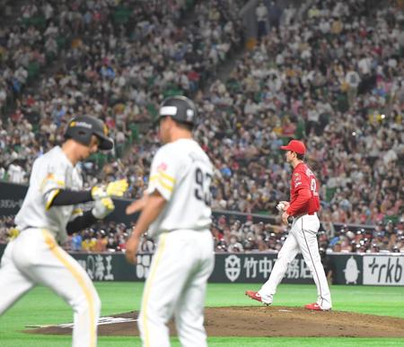 　４回、三森（左）に２ランを浴びたアンダーソン（撮影・高部洋祐）