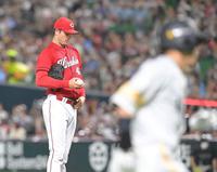 　３回、牧原大にソロを浴びるアンダーソン（撮影・高部洋祐）