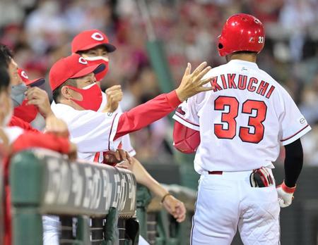 　８回、先制の左犠飛を放った菊池涼（右）を笑顔で迎える佐々岡監督（撮影・立川洋一郎）