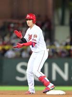 　８回、二塁打を放ち塁上で手をたたいて喜ぶ代打・堂林（撮影・立川洋一郎）