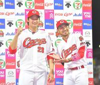 　お立ち台で笑顔を見せる床田（左）と菊池涼（撮影・立川洋一郎）