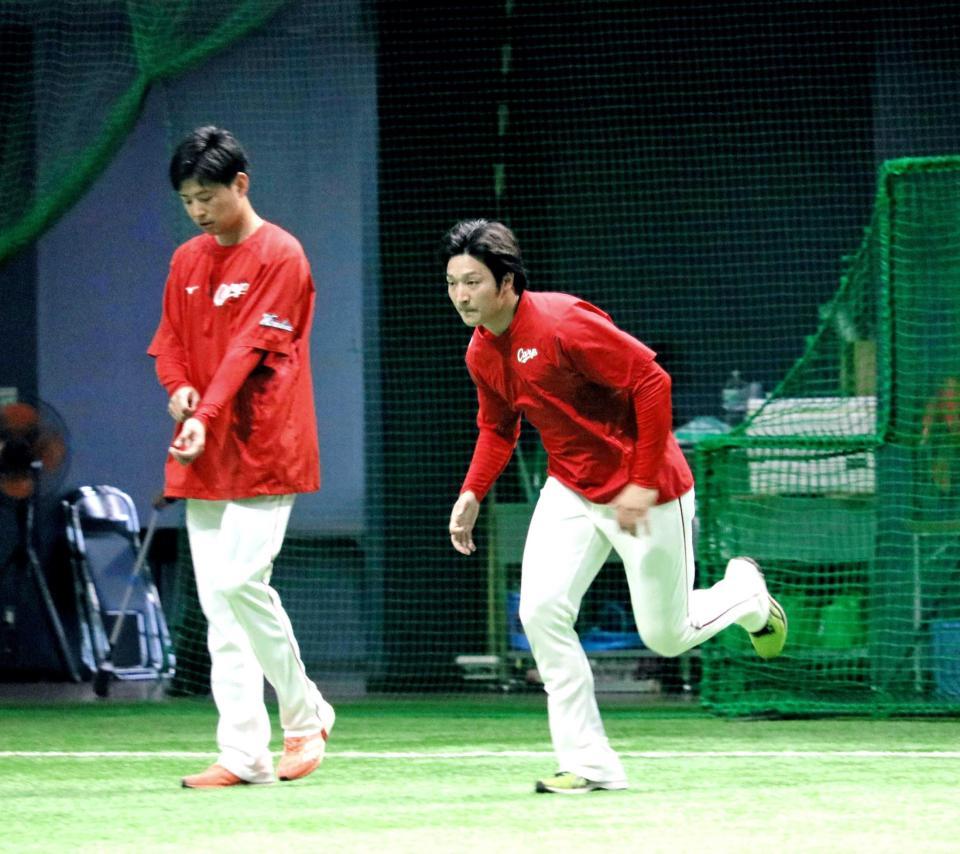 　ダッシュで調整する床田。左は大瀬良