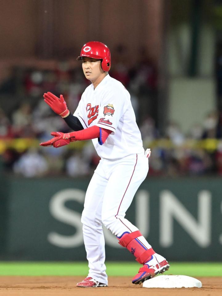 　８回、二塁打を放ち塁上で手をたたいて喜ぶ代打・堂林（撮影・立川洋一郎）