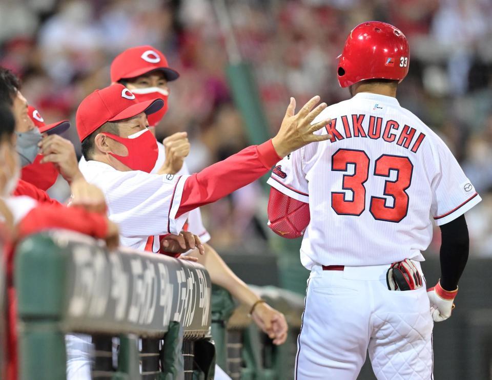 　８回、先制の左犠飛を放った菊池涼（右）を笑顔で迎える佐々岡監督（撮影・立川洋一郎）