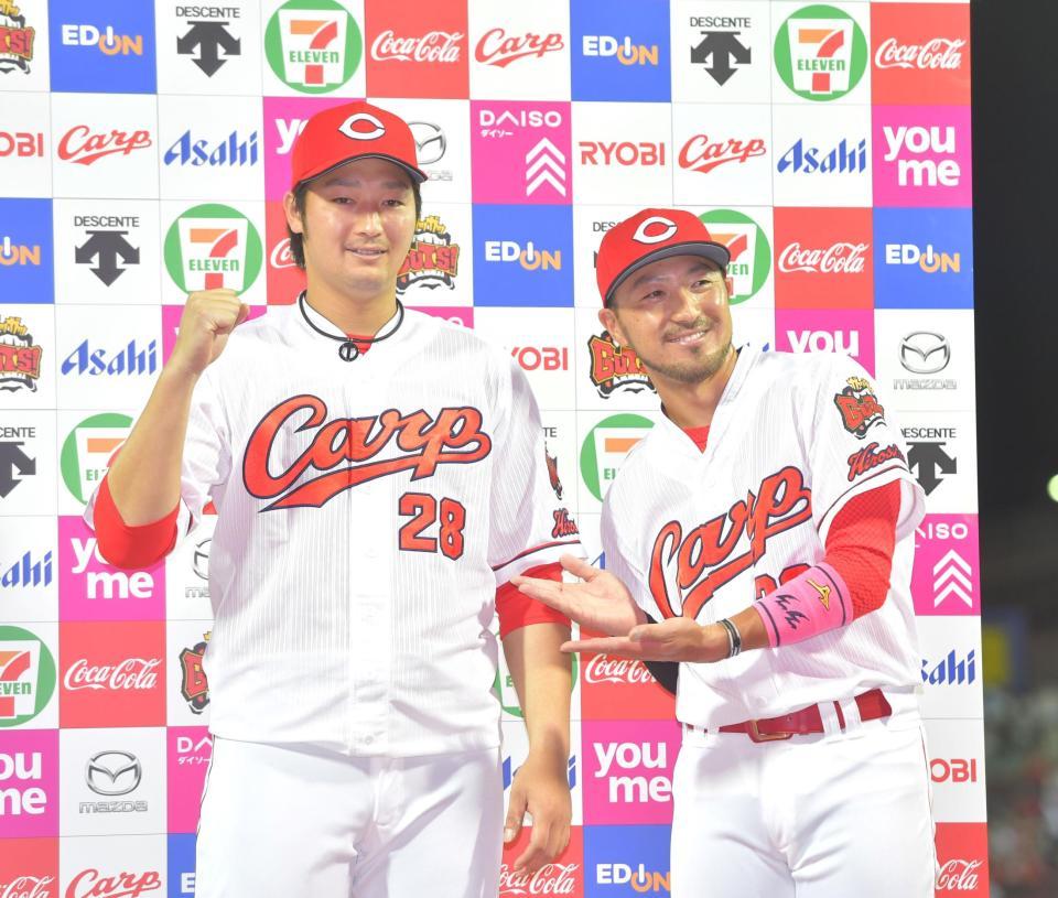 　お立ち台で笑顔を見せる床田（左）と菊池涼（撮影・立川洋一郎）