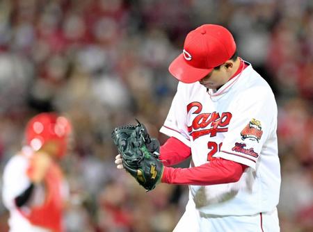 　９回、代打・清宮を二ゴロに打ち取りグラブをたたく栗林