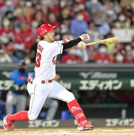 　８回、先制の左犠飛を放つ菊池涼（撮影・立川洋一郎）