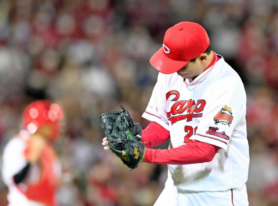 　９回、代打・清宮を二ゴロに打ち取りグラブをたたく栗林