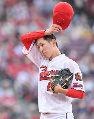 先制を許し汗をぬぐいながらベンチへ戻る遠藤（撮影・立川洋一郎）