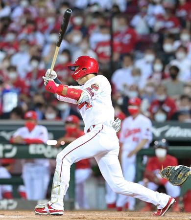 　５回、走者一掃となるライトオーバーの適時二塁打を放つ中村奨（撮影・立川洋一郎）