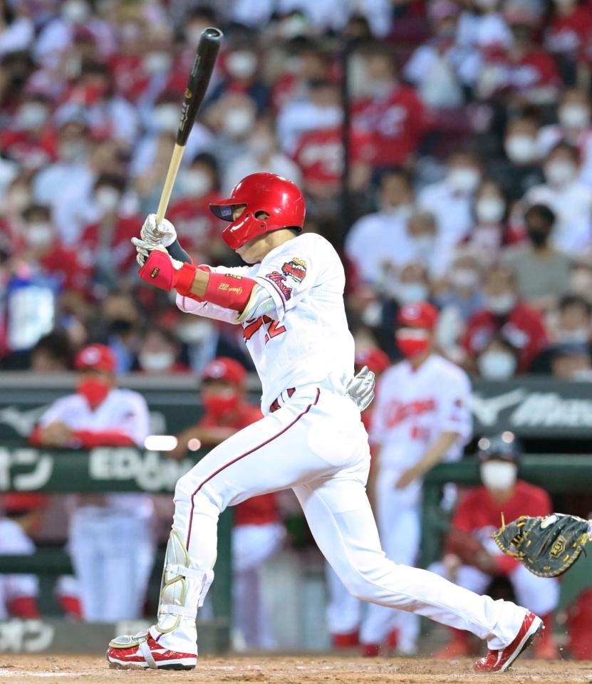 　５回、走者一掃となるライトオーバーの適時二塁打を放つ中村奨（撮影・立川洋一郎）