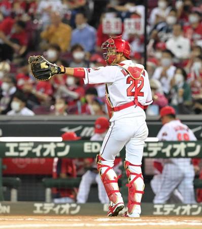 　８回、宇佐見を空振り三振に仕留めた森浦を指してたたえる捕手・中村奨（撮影・立川洋一郎）