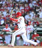 　５回、走者一掃となる適時二塁打を放つ中村奨成