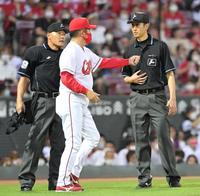 　４回、太田の左前打で二走・野口に走塁妨害があったとして生還が認められ、審判へ確認する佐々岡監督（中央）＝撮影・立川洋一郎