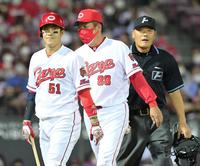 　８回、ファウルチップを川口球審（右）に猛アピールするも空振り三振の判定は覆らず、ベンチへ引き揚げる小園（左）と佐々岡監督（撮影・立川洋一郎）