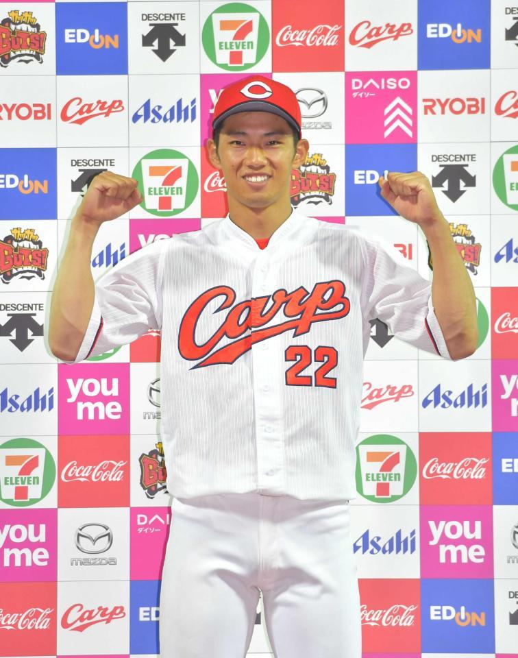 　お立ち台で笑顔を見せる中村奨成