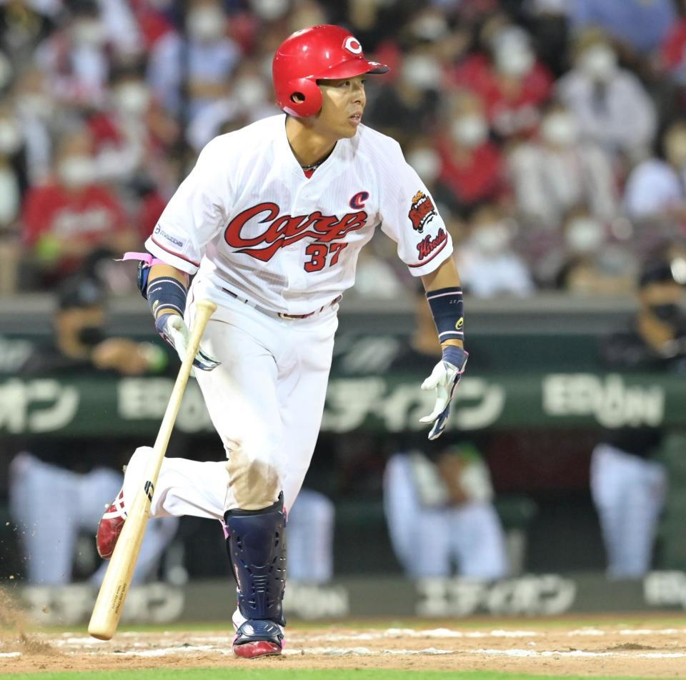 　猛打賞となる右前打を放つ野間＝５月２４日