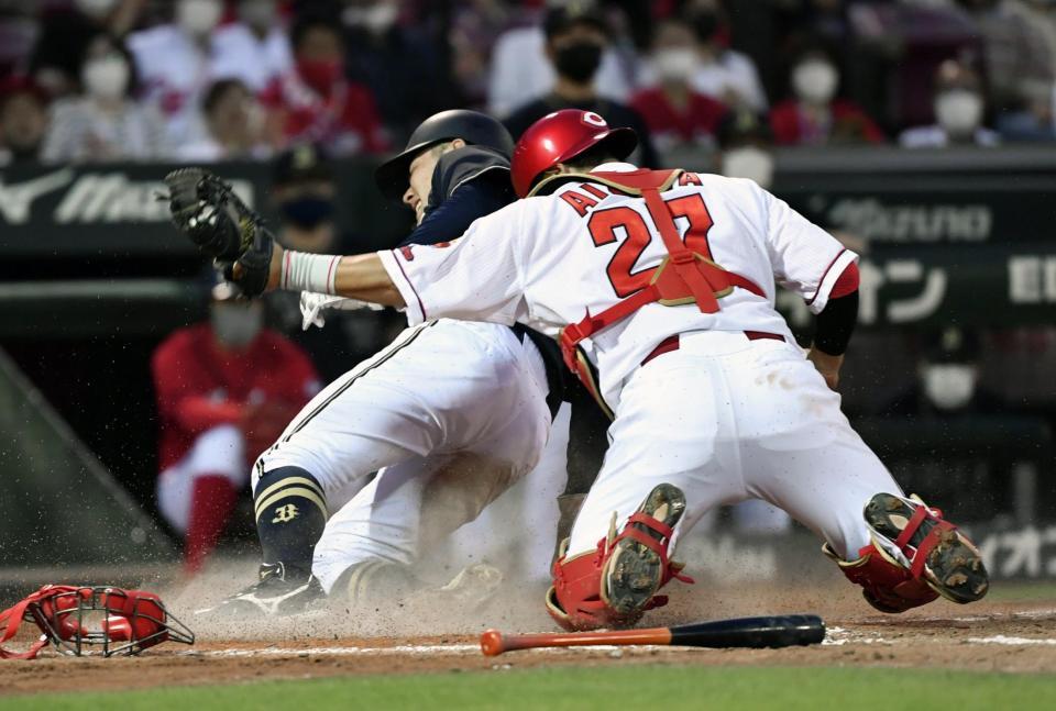 　４回、太田の左前打で本塁に滑り込む二走・野口。アウトとなるが三塁手の走塁妨害との判定で生還が認められる。捕手・会沢