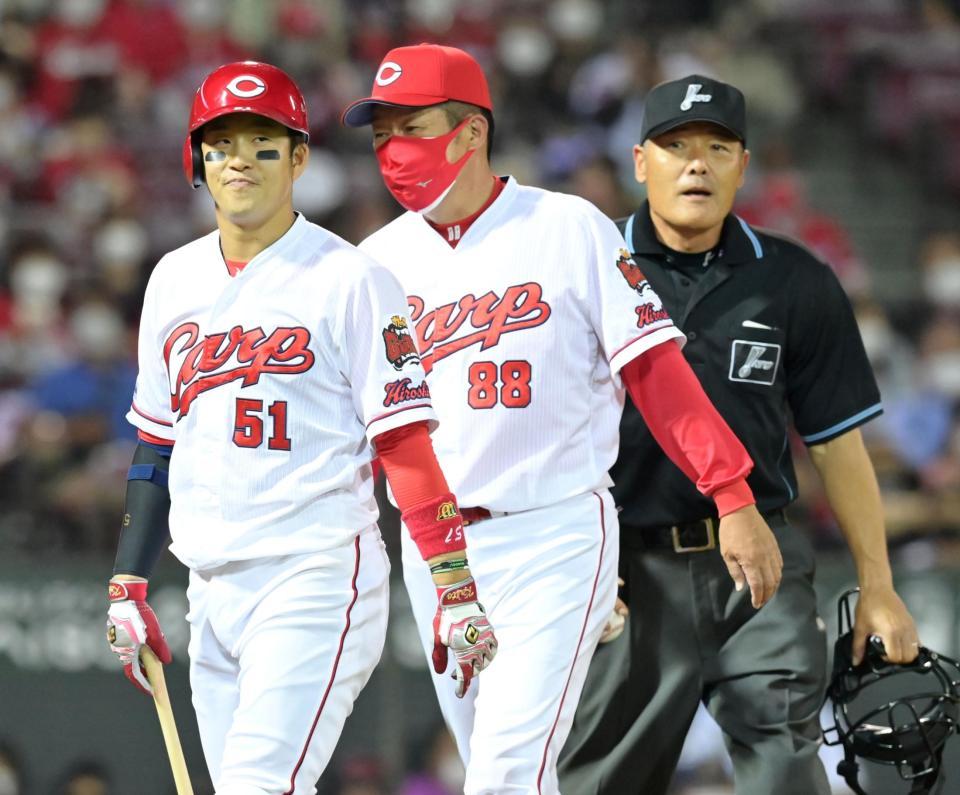 　８回、ファウルチップを川口球審（右）に猛アピールするも空振り三振の判定は覆らず、ベンチへ引き揚げる小園（左）と佐々岡監督（撮影・立川洋一郎）