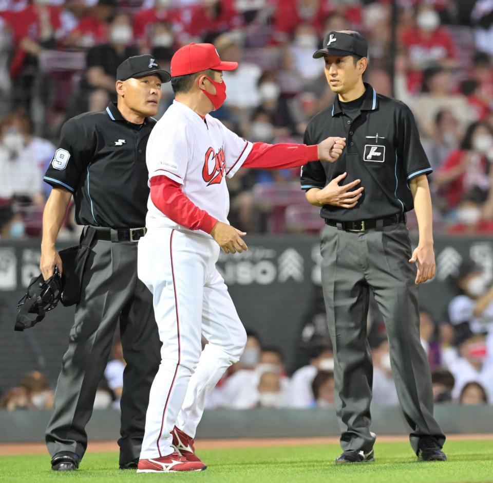 　４回、太田の左前打で二走・野口に走塁妨害があったとして生還が認められ、審判へ確認する佐々岡監督（中央）＝撮影・立川洋一郎