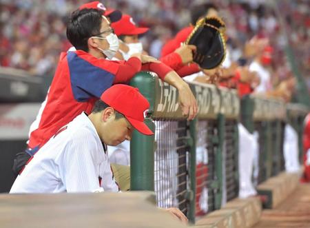 ５回を投げて４失点。５回裏の攻撃中、ベンチ脇に座り込む大瀬良（撮影・立川洋一郎）